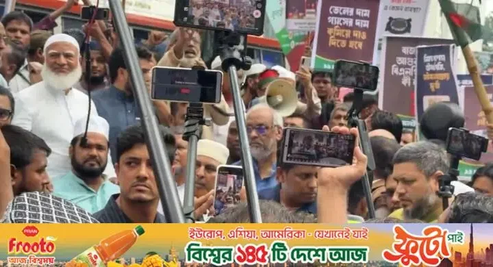 সচিবালয়ের সামনে ১১ দলীয় ঐক্যের অবস্থান, পুলিশি বাধায় ‘ধাক্কাধাক্কি’