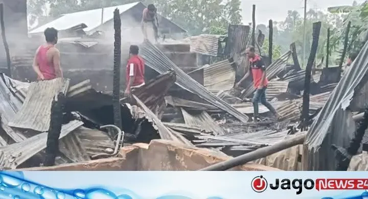 ফটিকছড়ির শান্তিরহাট বাজারে আগুনে ১৬ দোকান পুড়ে ছাই