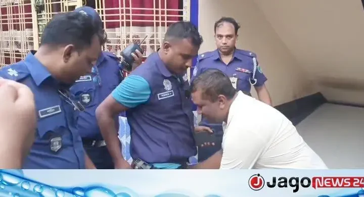মাদক কারবারির বাড়িতে উল্টো পুলিশের দেহ তল্লাশি!