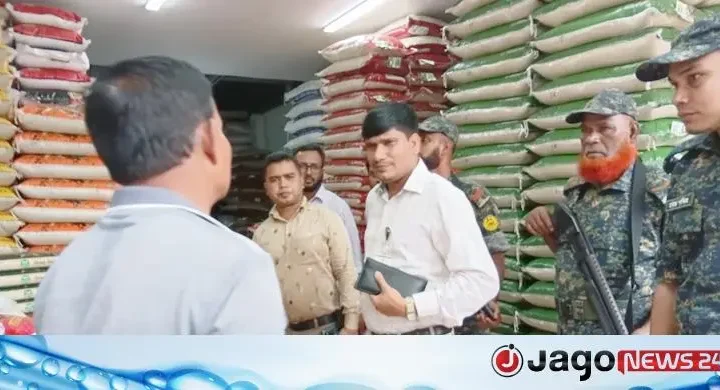 ফেনীতে অতিরিক্ত মূল্যে পণ্য বিক্রির দায়ে দুই প্রতিষ্ঠানকে জরিমানা