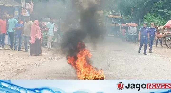 নওগাঁয় সড়ক প্রশস্তকরণের দাবিতে অবরোধ
