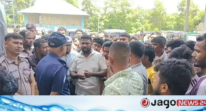 গ্যাস না পেয়ে সড়ক অবরোধ সিএনজি চালকদের