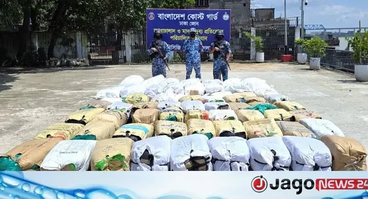 শোয়ারিঘাট ও পোস্তগোলা ব্রিজে ৩৬০০ কেজি পলিথিন জব্দ করেলো কোস্ট গার্ড