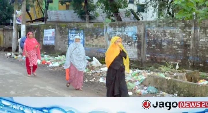 সড়কের পাশে ময়লার ভাগাড়, দুর্গন্ধ-কুকুরের উৎপাত অতিষ্ঠ এলাকাবাসী