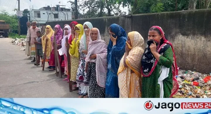 ময়লার ভাগাড় অপসারণের দাবিতে লাঠি হাতে নারীদের বিক্ষোভ